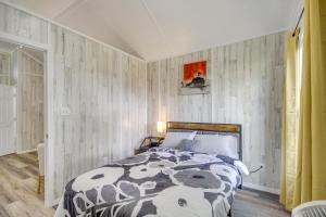 Cama o camas de una habitación en Pet-Friendly Picayune Tiny Home about 4 Mi to Downtown