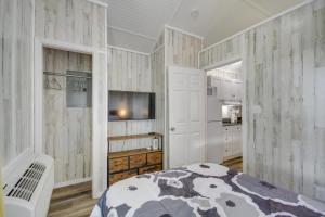 Cama o camas de una habitación en Pet-Friendly Picayune Tiny Home about 4 Mi to Downtown