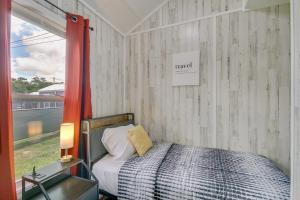 Cama o camas de una habitación en Pet-Friendly Picayune Tiny Home about 4 Mi to Downtown