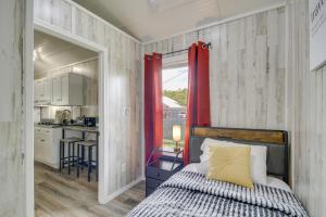 Postel nebo postele na pokoji v ubytování Pet-Friendly Picayune Tiny Home about 4 Mi to Downtown