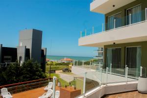 a balcony with chairs and a view of the ocean at Zelena Voda in Villa Gesell