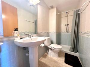 Un baño con lavabo, inodoro y ducha. en Cala Beach, en Salou 16 fotos más