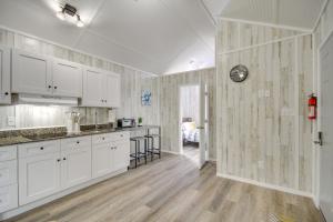 Η κουζίνα ή μικρή κουζίνα στο Cozy Picayune Rental Home about 11 Mi to Space Center! +17 φωτογραφίες