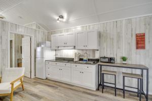 Kuchyň nebo kuchyňský kout v ubytování Pet-Friendly Picayune Tiny Home Near Space Center! + 18 fotografií