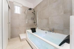 Bilik mandi di Suite avec baignoire Balnéo à 4min à pied du Vieux-Port +7 gambar