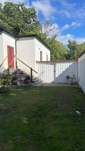 Aed väljaspool majutusasutust Gamla Mejeriet i Västra Värlinge