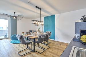 a kitchen and dining room with a table and chairs at apanoxa homes I XXL Balkon I Kinderspielplatz I Boutique Apartment in Straubing