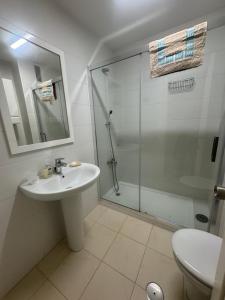 Koupelna v ubytování APARTAMENTO EN LLANES con plaza de garaje cubierta