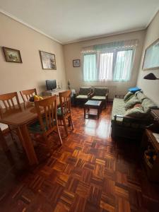 Posezení v ubytování APARTAMENTO EN LLANES con plaza de garaje cubierta