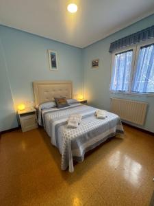 Postel nebo postele na pokoji v ubytování APARTAMENTO EN LLANES con plaza de garaje cubierta