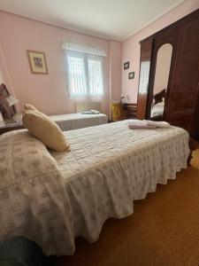 Postel nebo postele na pokoji v ubytování APARTAMENTO EN LLANES con plaza de garaje cubierta