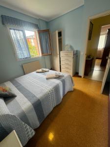 Postel nebo postele na pokoji v ubytování APARTAMENTO EN LLANES con plaza de garaje cubierta