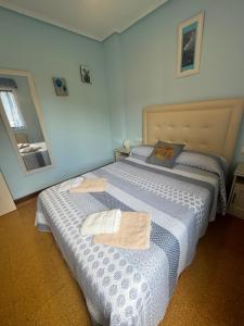 Postel nebo postele na pokoji v ubytování APARTAMENTO EN LLANES con plaza de garaje cubierta