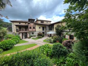 a large house with a garden in front of it at HOTEL RURAL ARREDONDO in Celorio