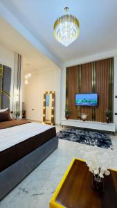 a large bedroom with a large bed and a chandelier at Holiday Homes Guest Inn - Ella in Ella