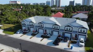 巴拿马城海滩Coastal Dacha的一座大型蓝色房子,前面有汽车停放