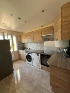 Kuchyň nebo kuchyňský kout v ubytování Appartement T3 proche de paris super pour les JO