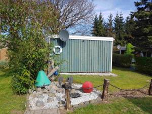 una valla en un patio con un edificio al fondo en Bungalow(hälfte) Vorderdeck, Ahlbeck (Usedom), en Ahlbeck 6 fotos más