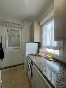 Kuchyň nebo kuchyňský kout v ubytování APARTAMENTO EN LLANES con plaza de garaje cubierta