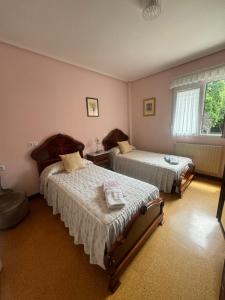 Postel nebo postele na pokoji v ubytování APARTAMENTO EN LLANES con plaza de garaje cubierta