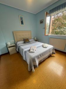 Postel nebo postele na pokoji v ubytování APARTAMENTO EN LLANES con plaza de garaje cubierta