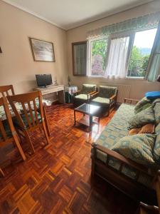 TV a/nebo společenská místnost v ubytování APARTAMENTO EN LLANES con plaza de garaje cubierta + 11 fotografií