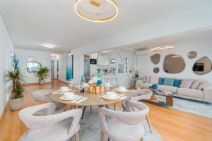 Vouliagmeni - Apollonos Street في أثينا: غرفة طعام وغرفة معيشة مع طاولة وكراسي +20 صورة