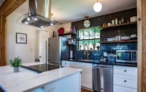 une cuisine avec un réfrigérateur et un plan de travail dans l'établissement Large patio and hot tub near wine country, à Fredericksburg