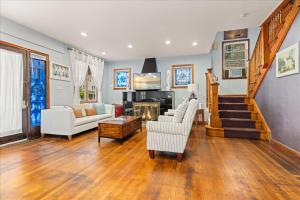 Χώρος καθιστικού στο 6 BR Ventnor Estate Steps Away from the Beach