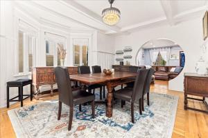 Φωτογραφία από το άλμπουμ του 6 BR Ventnor Estate Steps Away from the Beach σε Ventnor City