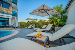 Bazén v ubytovaní Luxury Apartments VilaMaloca alebo v jeho blízkosti
