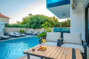Bazén v ubytovaní Luxury Apartments VilaMaloca alebo v jeho blízkosti