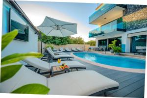 Bazén v ubytovaní Luxury Apartments VilaMaloca alebo v jeho blízkosti