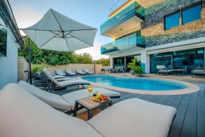Bazén v ubytovaní Luxury Apartments VilaMaloca alebo v jeho blízkosti