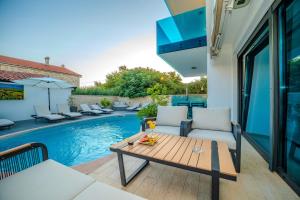 Bazén v ubytovaní Luxury Apartments VilaMaloca alebo v jeho blízkosti