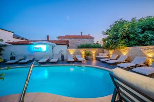 Bazén v ubytovaní Luxury Apartments VilaMaloca alebo v jeho blízkosti