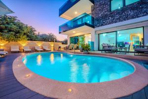 Bazén v ubytovaní Luxury Apartments VilaMaloca alebo v jeho blízkosti