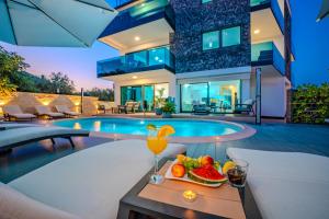 Bazén v ubytovaní Luxury Apartments VilaMaloca alebo v jeho blízkosti