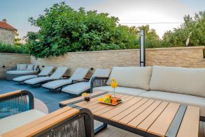 Bazén v ubytovaní Luxury Apartments VilaMaloca alebo v jeho blízkosti