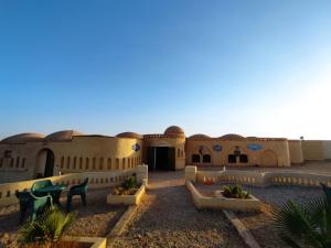 a courtyard of a building in the desert at Badia Hotel in Mūţ