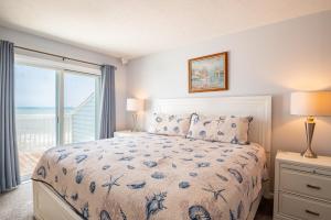 Ένα ή περισσότερα κρεβάτια σε δωμάτιο στο Oceanfront Condo with 3+ Pools - Ocean Dunes 2006