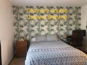 Postel nebo postele na pokoji v ubytování Chambre au coeur du Bassin