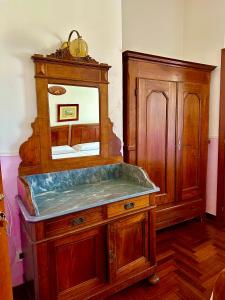 drewniana umywalka z lustrem i drewniana szafka w obiekcie Pardis Guest house w Rzymie