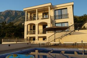 una casa con piscina delante en Villa Zoe, en Budva