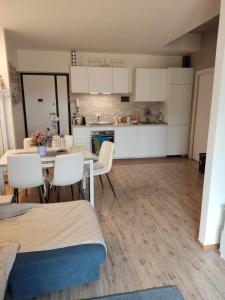 a kitchen and living room with a table and chairs at Casa Berna in Rome