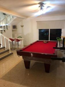 Meja biliard di Casa ARG