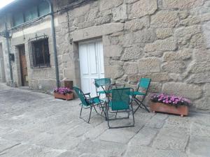 a table and chairs in front of a building at Casa en el centro de Allariz in Allariz