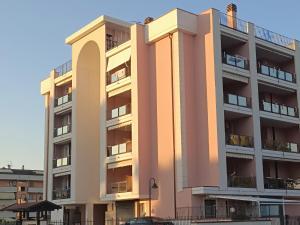 un grande condominio con un arco di Alba Sweet ad Alba Adriatica