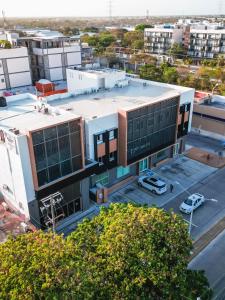 une vue aérienne d'un bâtiment dans une ville dans l'établissement Nayfer Suites, à Playa del Carmen