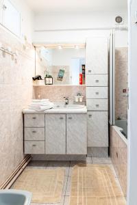 a bathroom with a sink and a shower at 5 min château Charmante maison et son jardin privé in Versailles